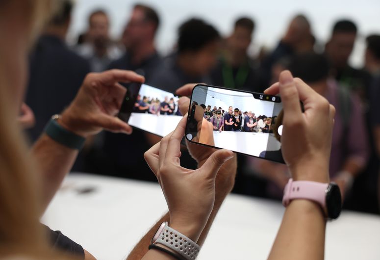 Asistentes inspeccionan los nuevos iPhone 16 Pro y 16 Pro Max durante un evento especial de Apple en la sede de Apple el 09 de septiembre de 2024 en Cupertino, California. 