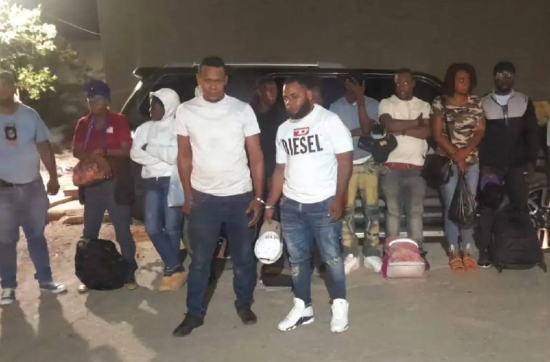 Arrestan a dos hombres con 15 inmigrantes indocumentados en una yipeta