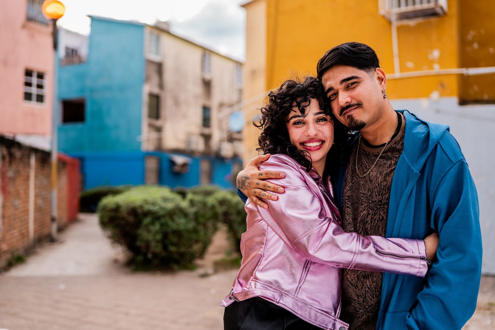 pareja dndose un abrazo