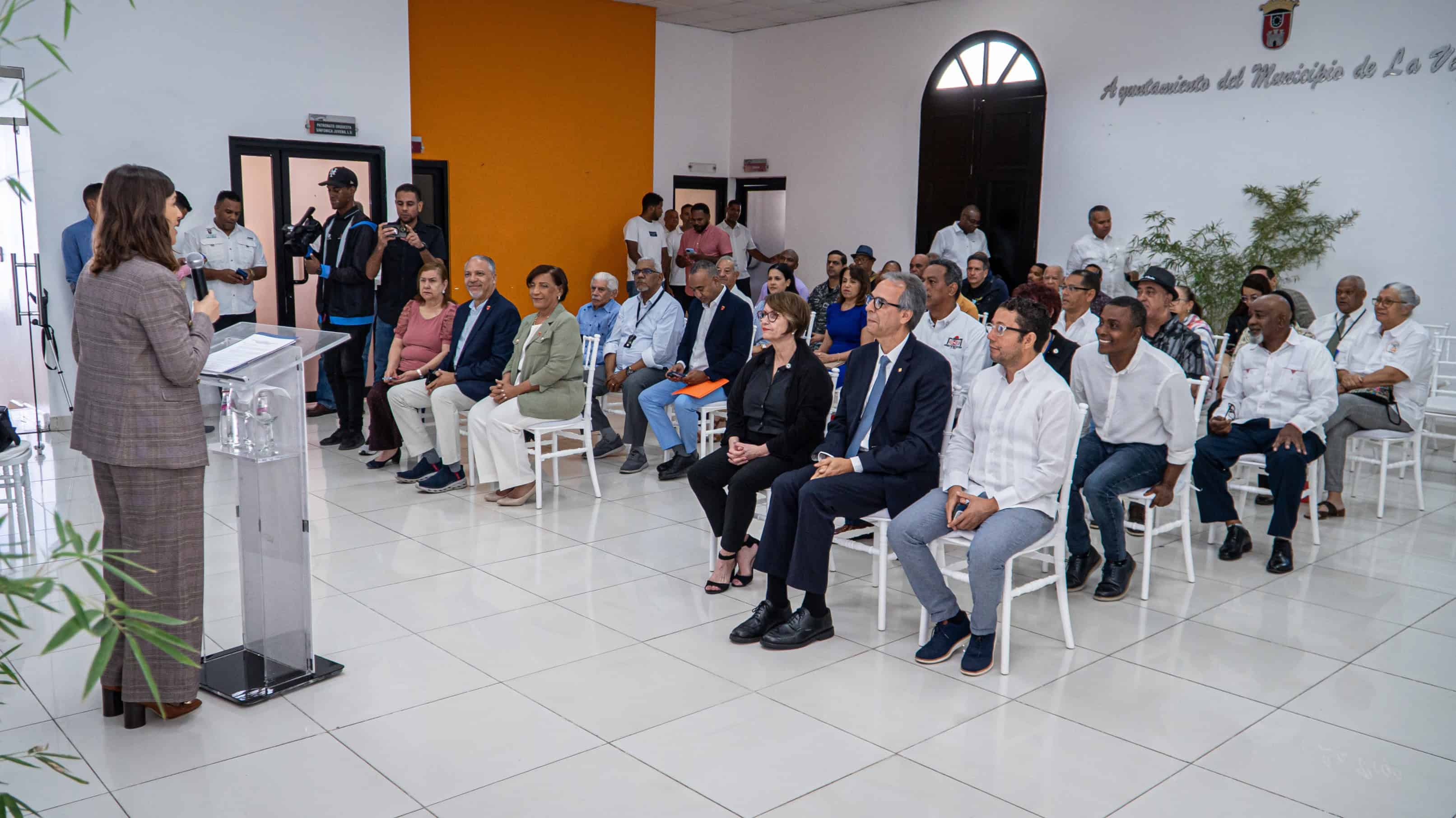 La ceremonia de entrega se realizó en la Casa de la Cultura de la provincia La Vega.