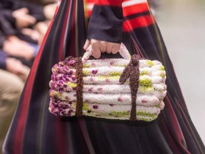 Bolsos: del gato de Valentino al vaso de Balenciaga