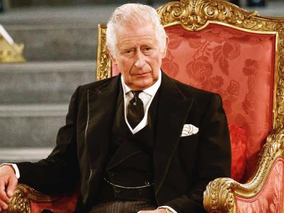 Carlos III lleva corbata negra en señal de respeto al papa Francisco