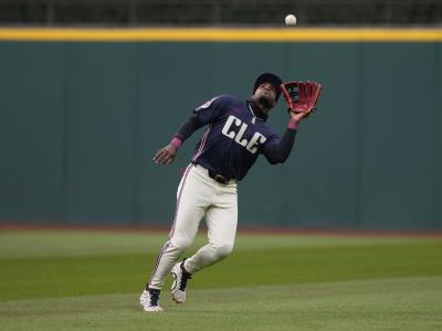 Carlos Santana y Ángel Martínez responden con el bate para Cleveland