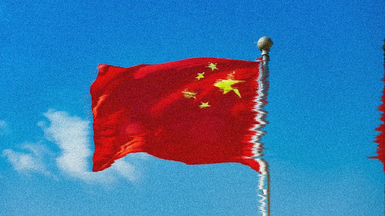 Bandera de China ondeando en el aire. 