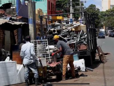 Compradores de metales viejos siguen en calles de Santo Domingo