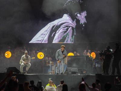 Concierto de Barak abrazó a una nación herida