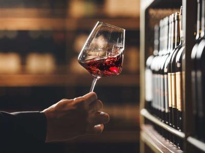 consumo mundial de vino bajó en 2024, un récord desde 1961