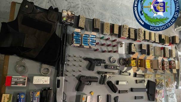 Decomisan armas y arrestan a empresario durante allanamiento de negocio en Puerto Plata