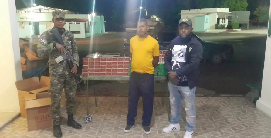 Descubren contrabando de cigarrillos ocultos en carga de naranjas en Azua