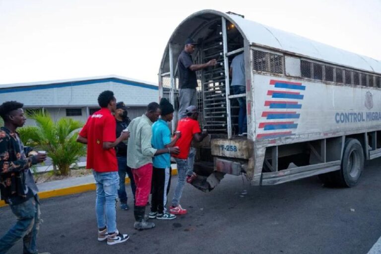 Detienen a 150 haitianos en Mata Mosquito y El Hoyo de Friusa durante operativo de Migración