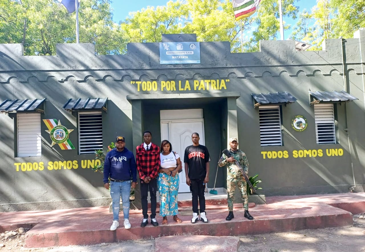Detienen a tres ciudadanos haitianos con documentos ilegales en minibús en San Juan