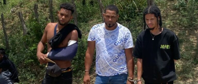 Detienen a tres hombres por intentar trasladar 41 haitianos indocumentados