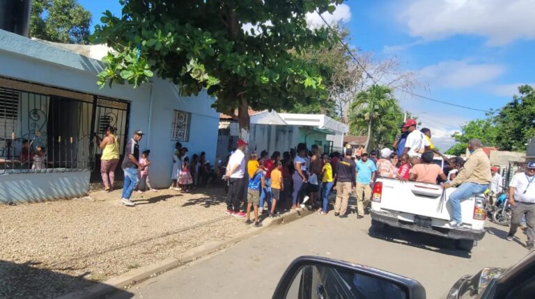 DGM intervienen dispensario médico con decenas de detenidos en barrio de Dajabón