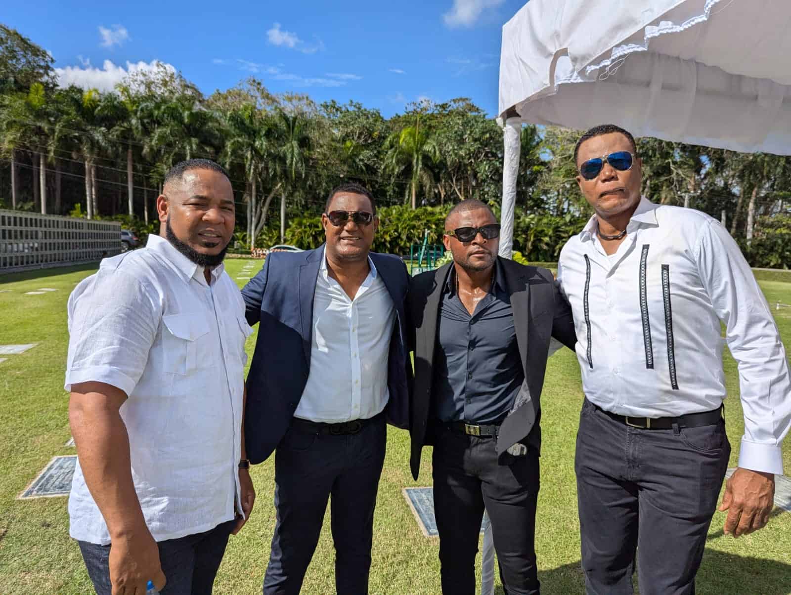 Edwin Encarnación, Niño Sosa (hermano de Sammy Sosa), Luis Castillo y Guillermo Mota, este jueves 10 de abril de 2025 en el Cementerio Jardín Memorial.