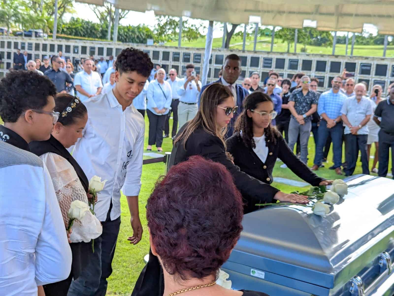 Masiel Javier de Dotel deposita una flor sobre el féretro de su fenecido esposo este jueves 10 de abril de 2025 en el Cementerio Jardín Memorial.