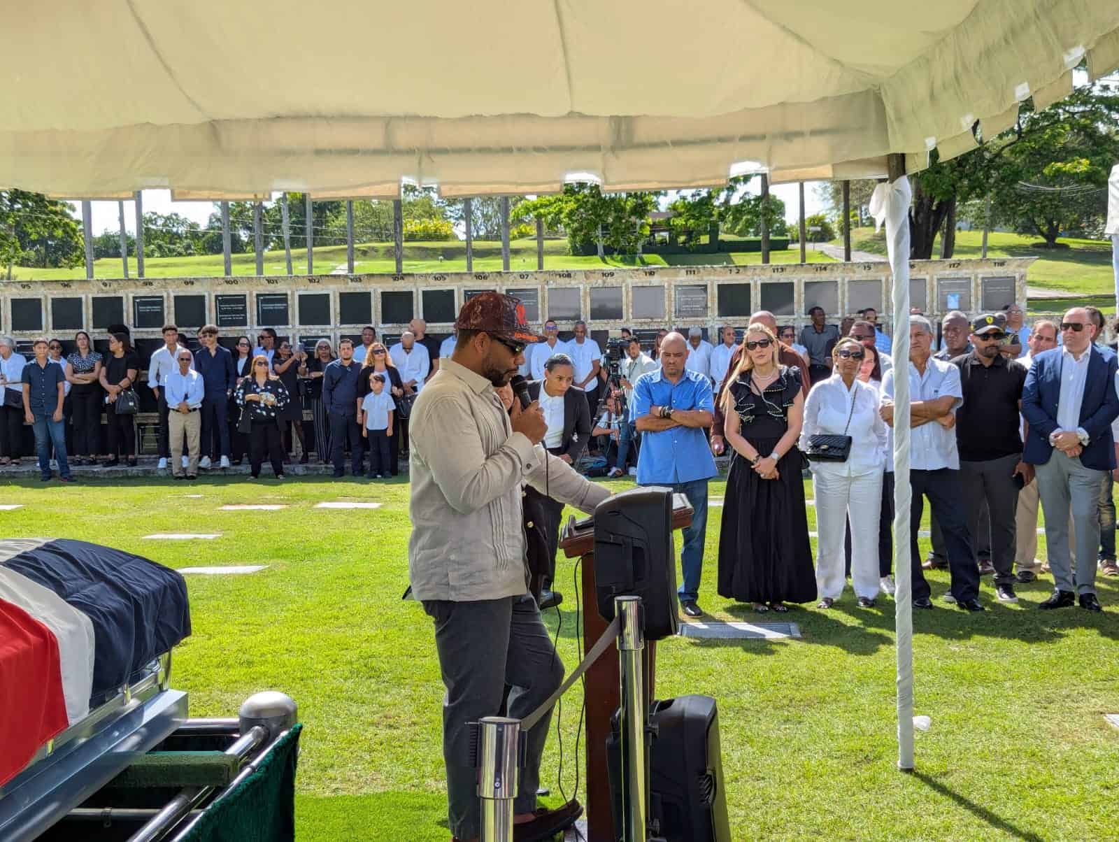 Ariel Dotel, sobrino de Octavio Dotel, dirige unas palabras en el sepelio del fenecido pelotero este jueves 10 de abril de 2025 en el Cementerio Jardín Memorial.