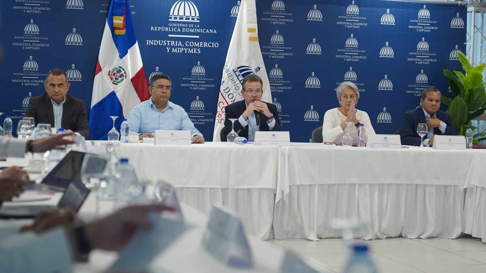 RecuerEl ministro de Industria, Comercio y Mipymes, Víctor -Ito– Bisonó, encabeza la reunión del viernes.