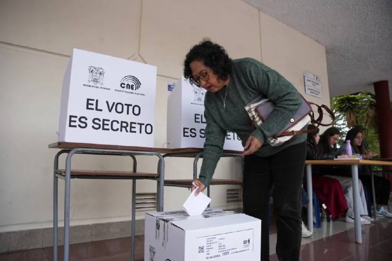 Ecuador vota en medio de ramos, prohibición de teléfonos, estado de excepción y ley seca