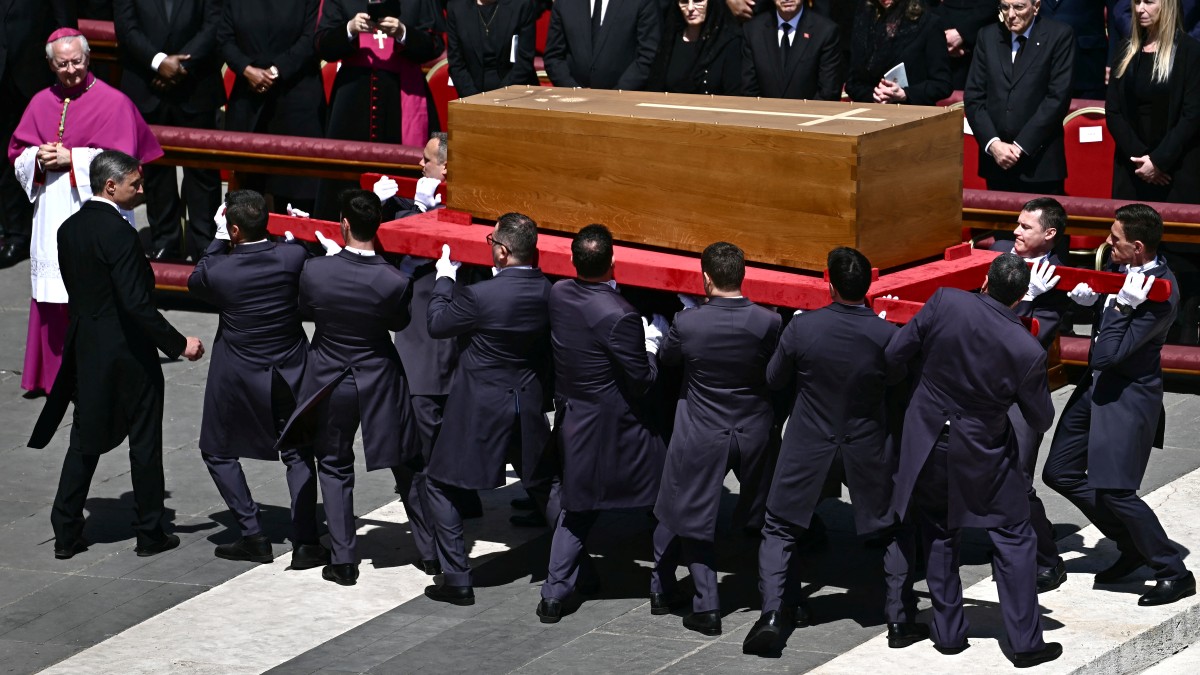 El papa Francisco es sepultado en la basílica de Santa María la Mayor en Roma.