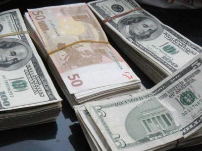 Euro vuelve a caer después de datos mixtos de la eurozona,
