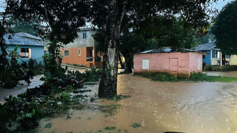 Fuerte inundación en El Limón de Samaná: Más de 75 viviendas afectadas por las lluvias