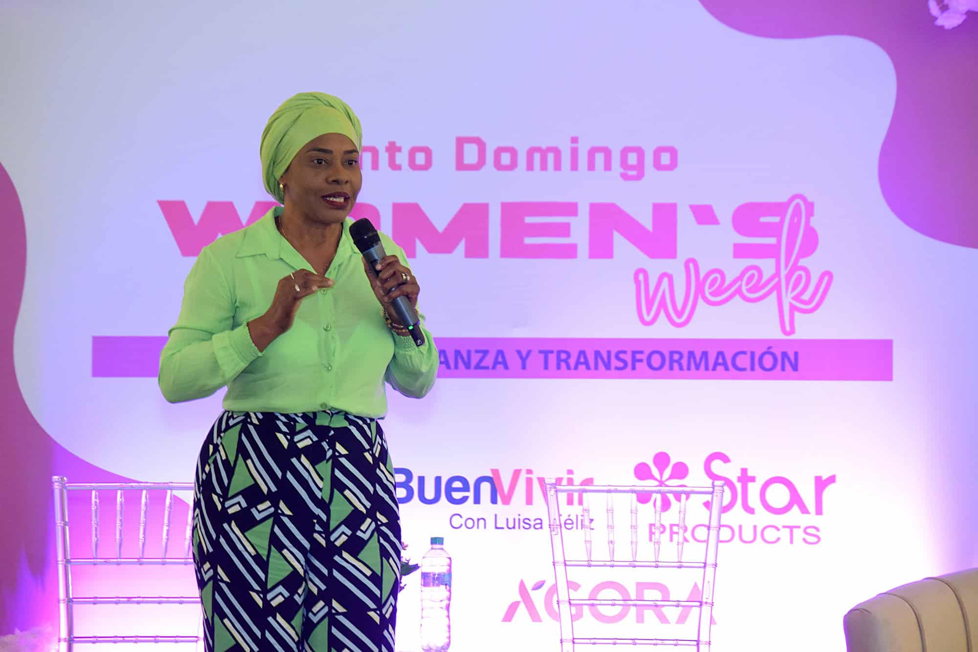 La terapeuta psicocorporal Altagracia Valdez durante su ponencia.