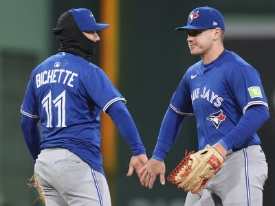 Guerrero celebra extensión con 3 hits; Azulejos vencen a Medias Rojas