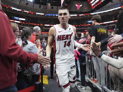 Herro anota 30 puntos, Heat derrota a Hawks para anclar en playoffs