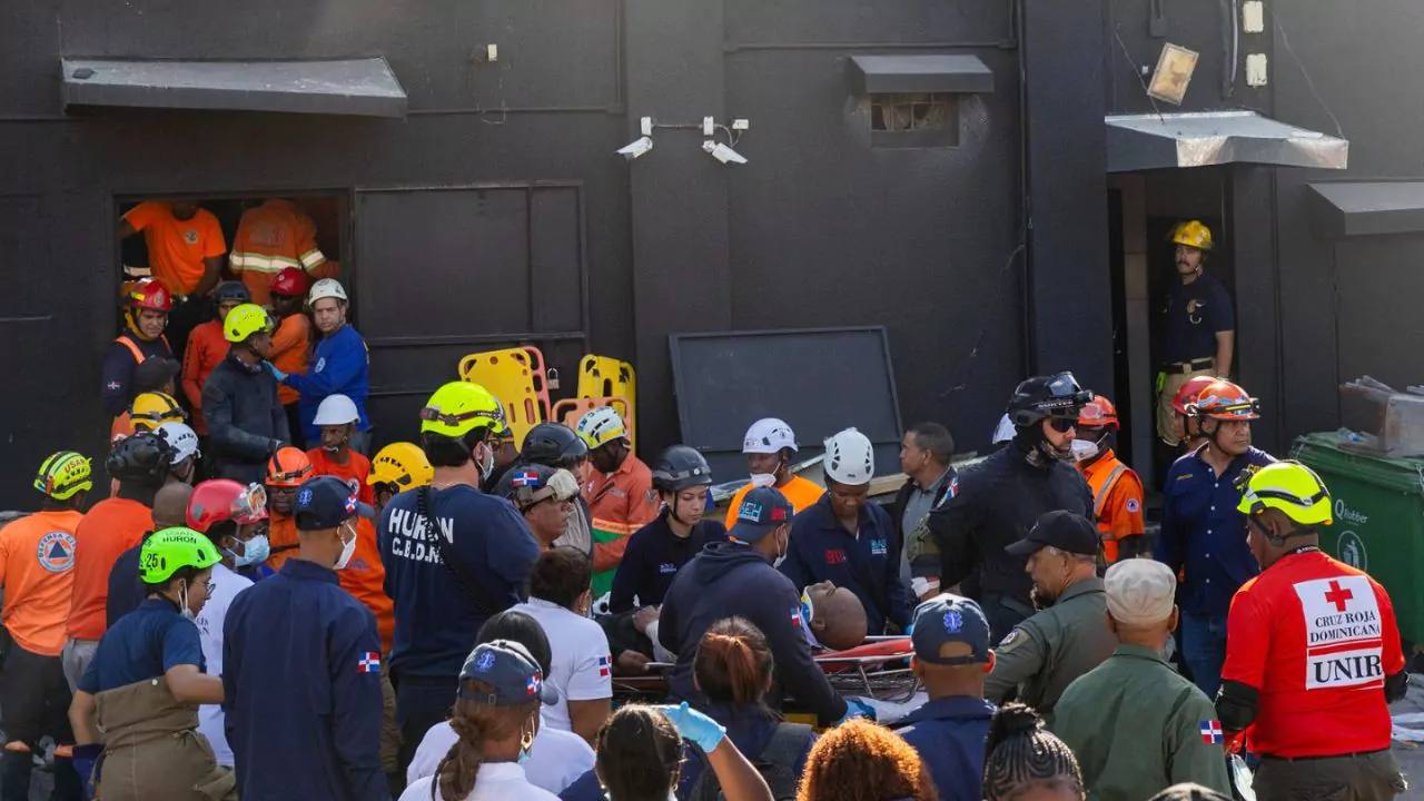 Instalan morgue provisional en área de tragedia en Jet Set, para dar respuesta rápida a familiares de fallecidos