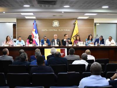 JCE socializa con delegados de partidos impacto de nueva cédula