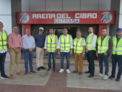 Kelvin Cruz supervisa el estado del techo de la Arena del Cibao