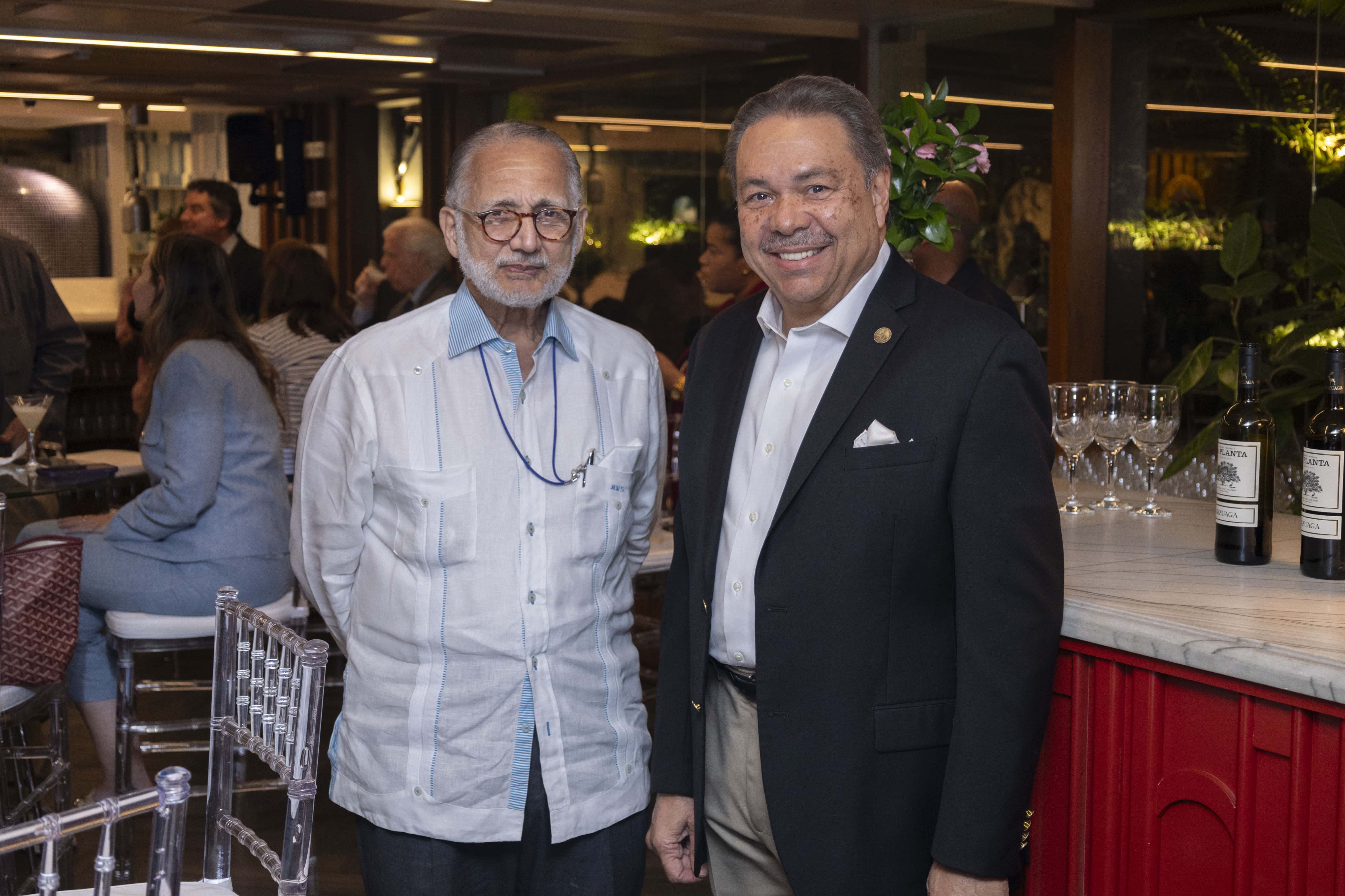 Arturo Villanueva y Simón Suárez.
