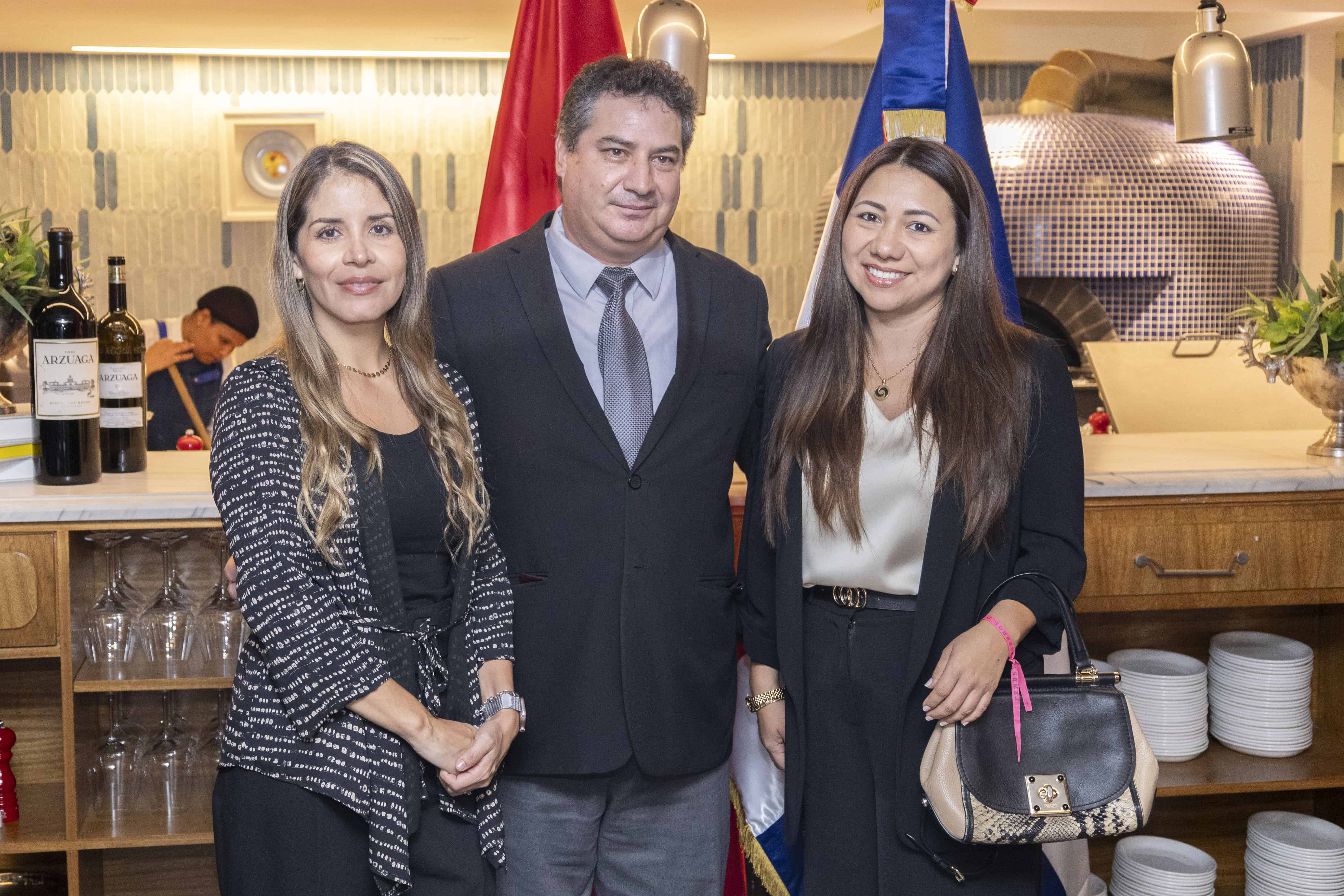 Ángela Gallegos, Daniel Mori y Carolina Portugal.
