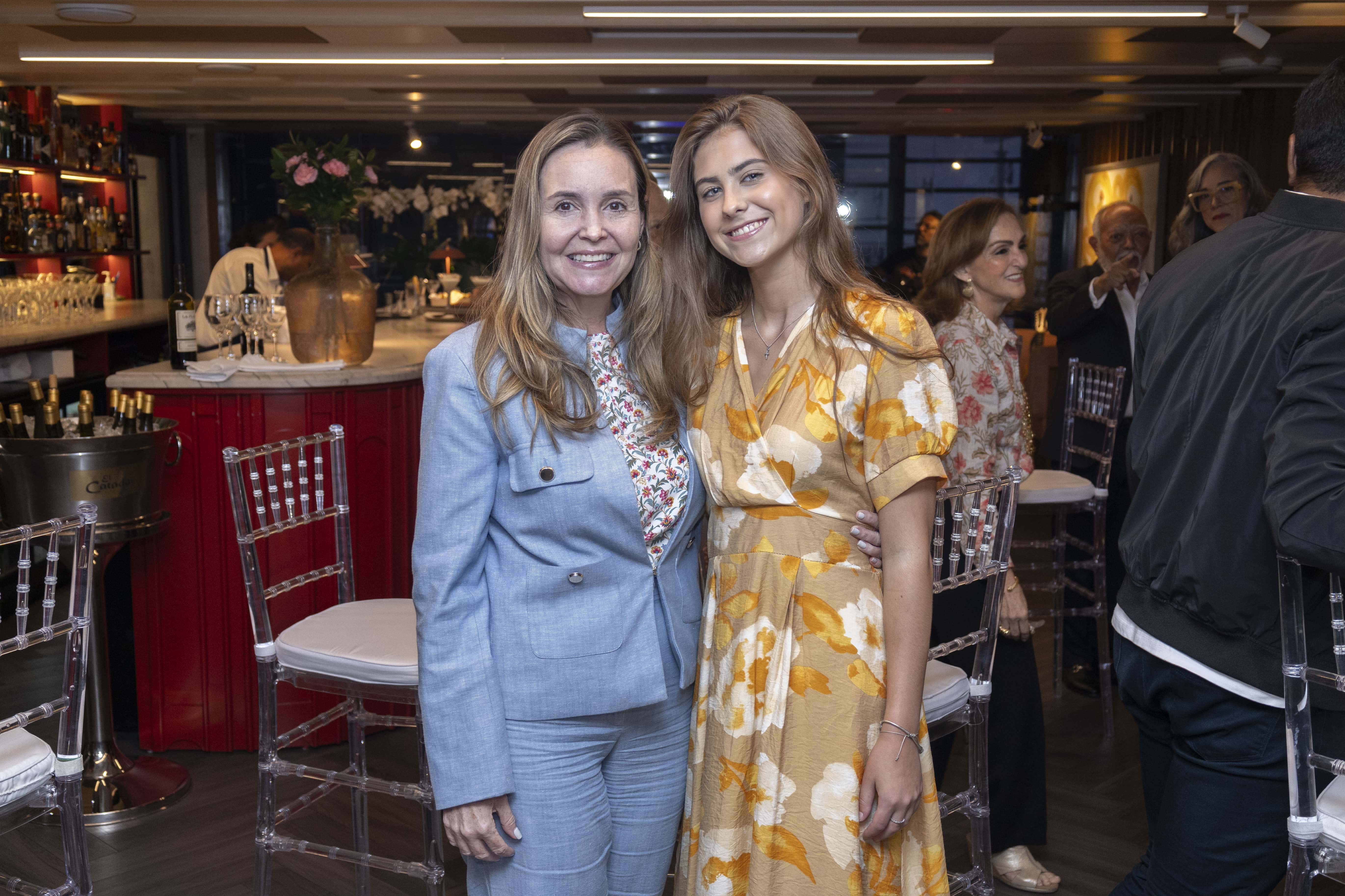 Gina Grubbs y Christel Morales.