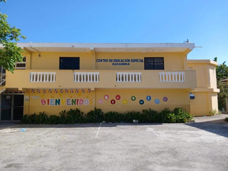 Ladrones paralizan docencia en escuela de Barahona, tras robar cables del tendido eléctrico
