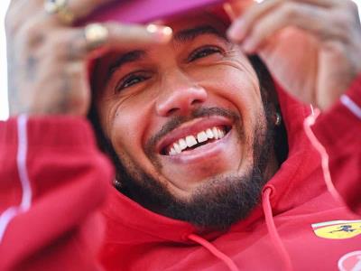 Lewis Hamilton modera expectativas mientras se adapta en Ferrari