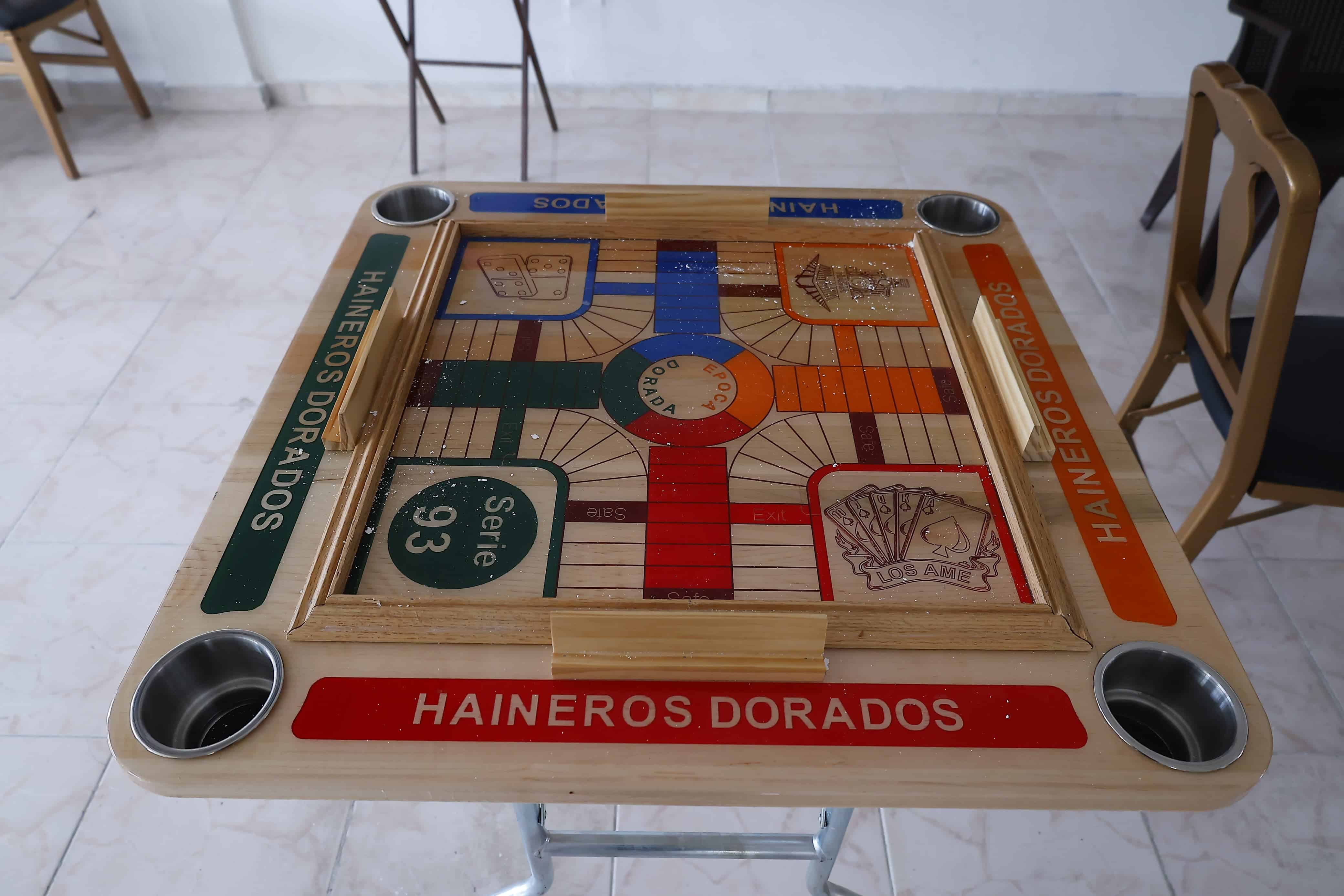 En el lugar se reúnen a jugar juegos de mesa y compartir.