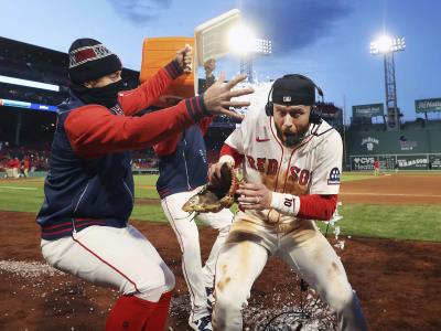 Medias Rojas aprovechan errores de Toronto y remontan