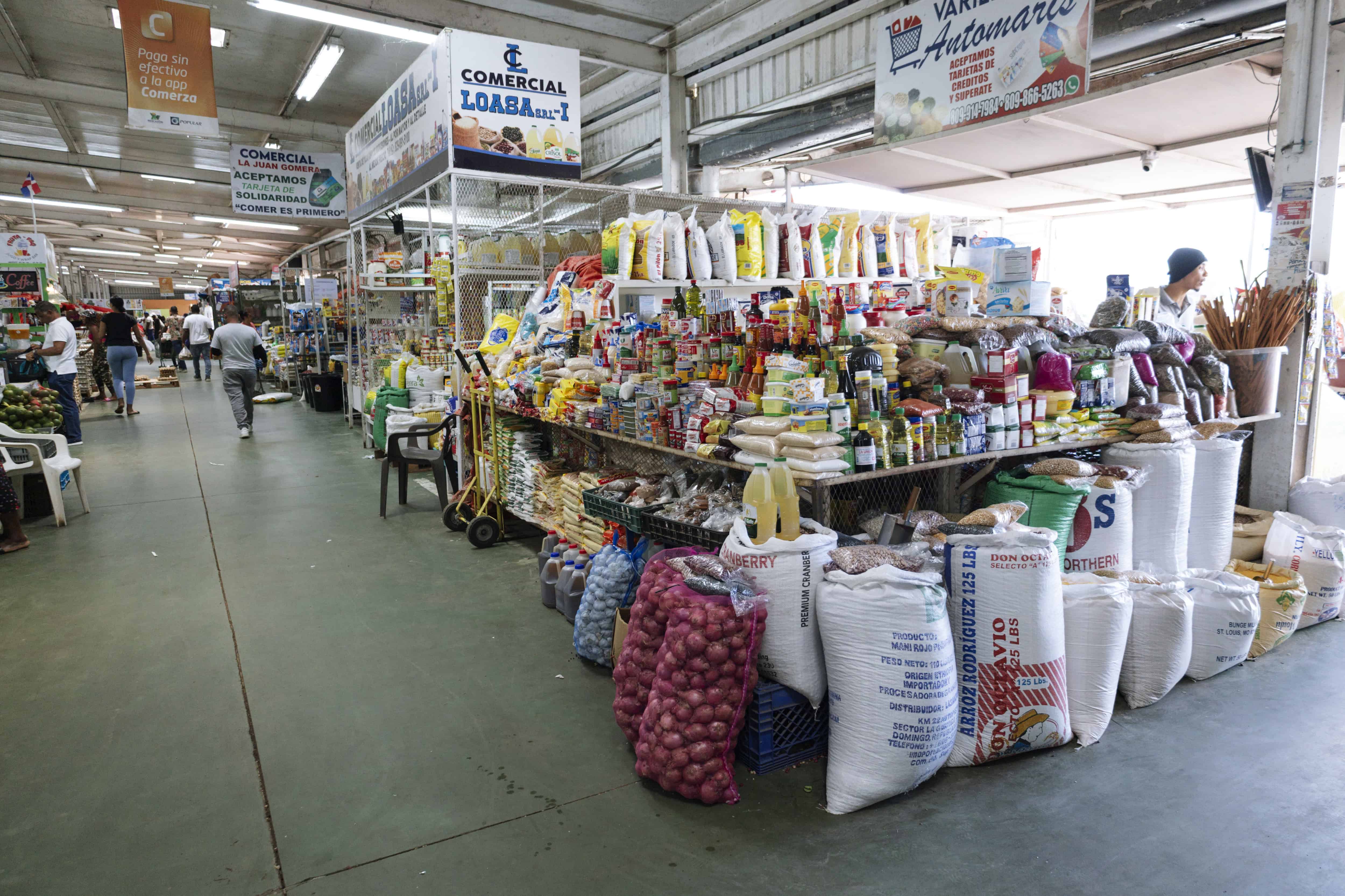 Oferta de productos al detalle organizados justo frente a una estructura de hierro, en los pasillos de El Situado, en el Merca Santo Domingo.