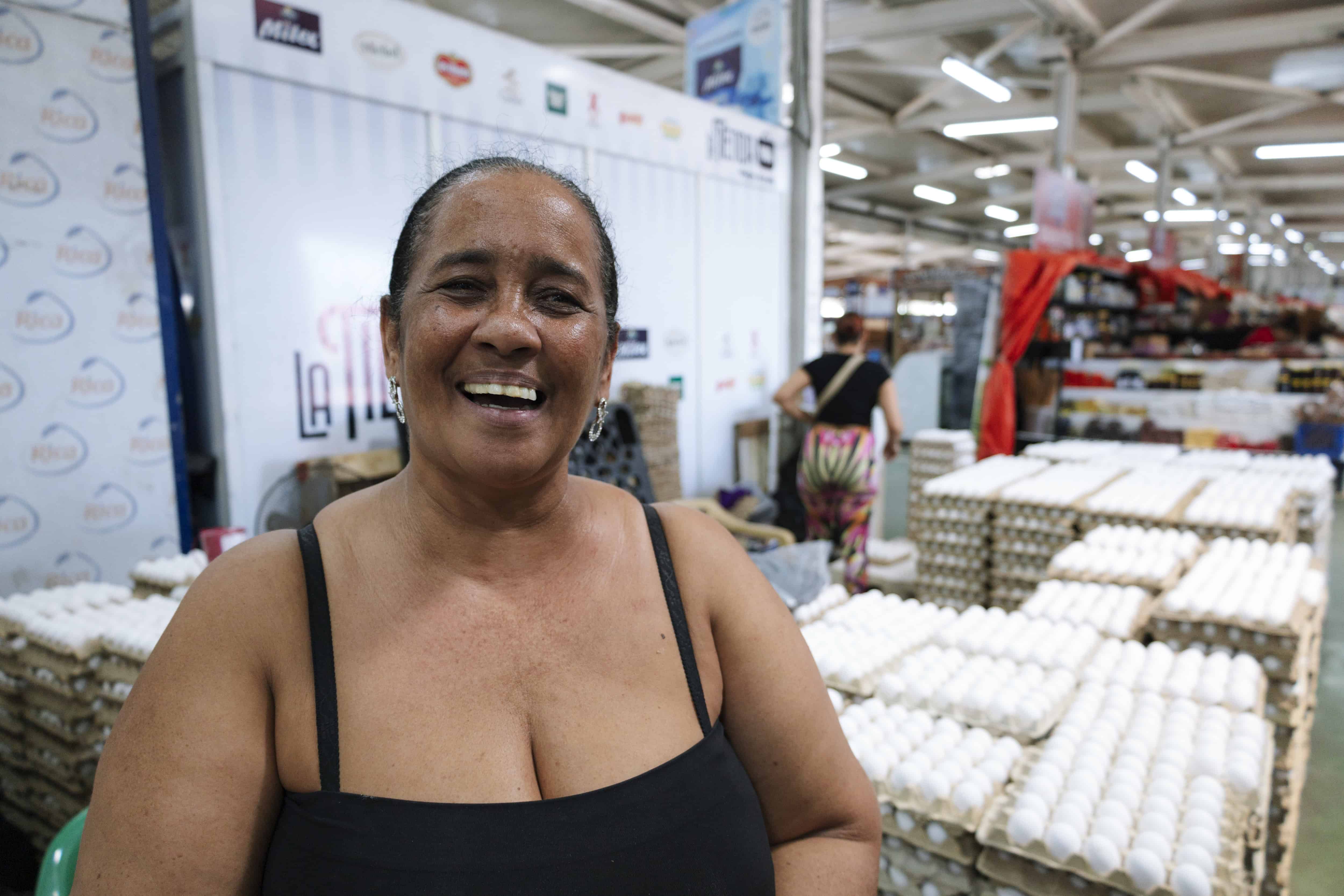 Yocasta Díaz, vendedora de huevos en el Merca Santo Domingo