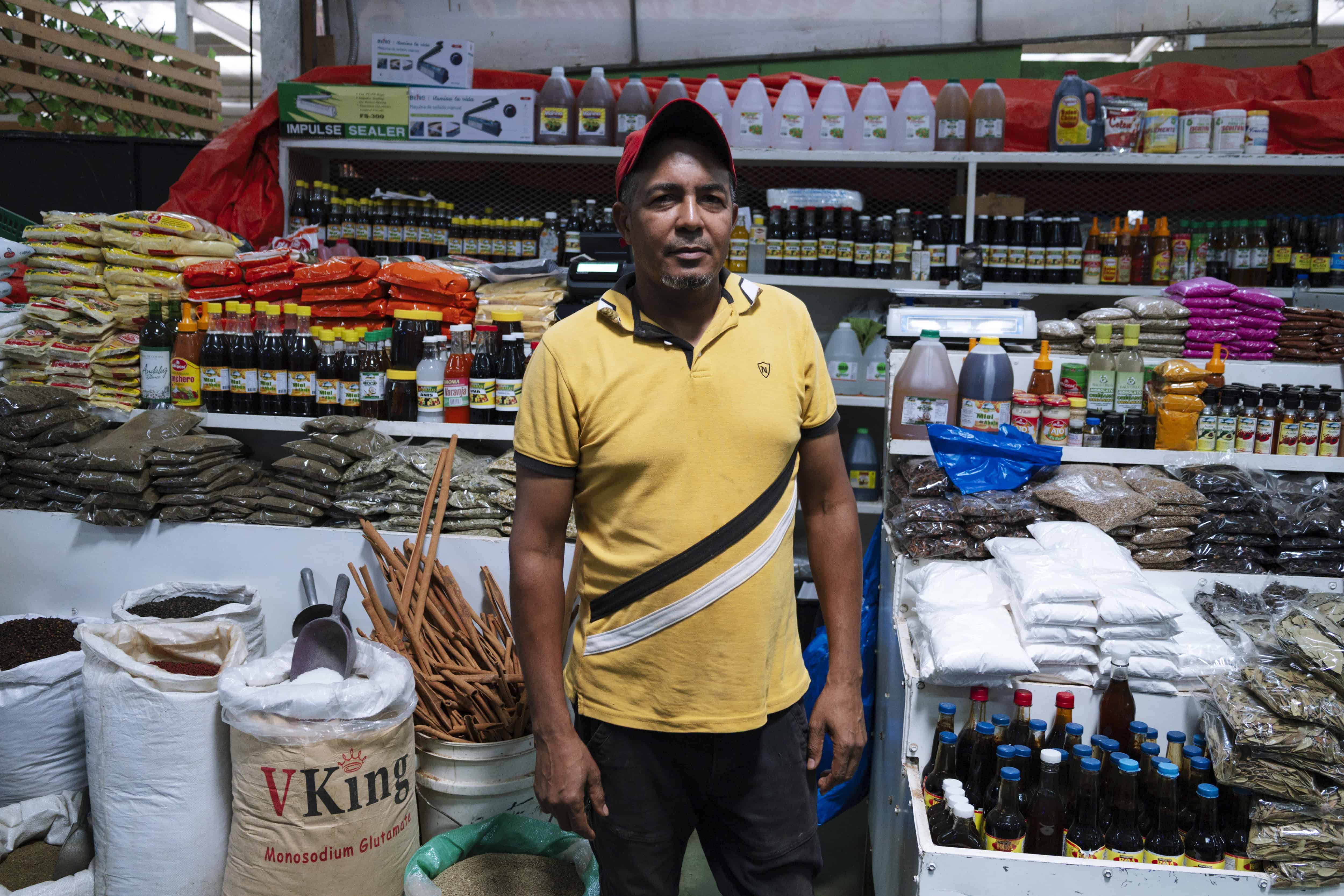 Alejandro Rosario posa frente al negocio de productos al detalle y al por mayor en el Situado.