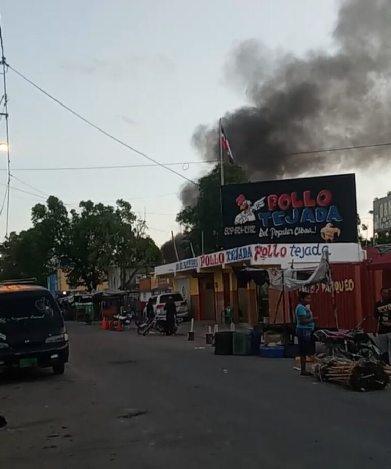 Mercado de Barahona arde por tercera vez y crecen las demandas de reconstrucción
