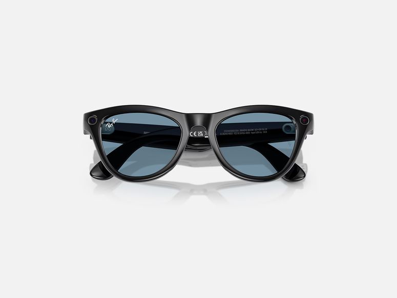 Gafas Meta Ray-Ban de montura gruesa con cristales tintados y las patillas dobladas hacia dentro.