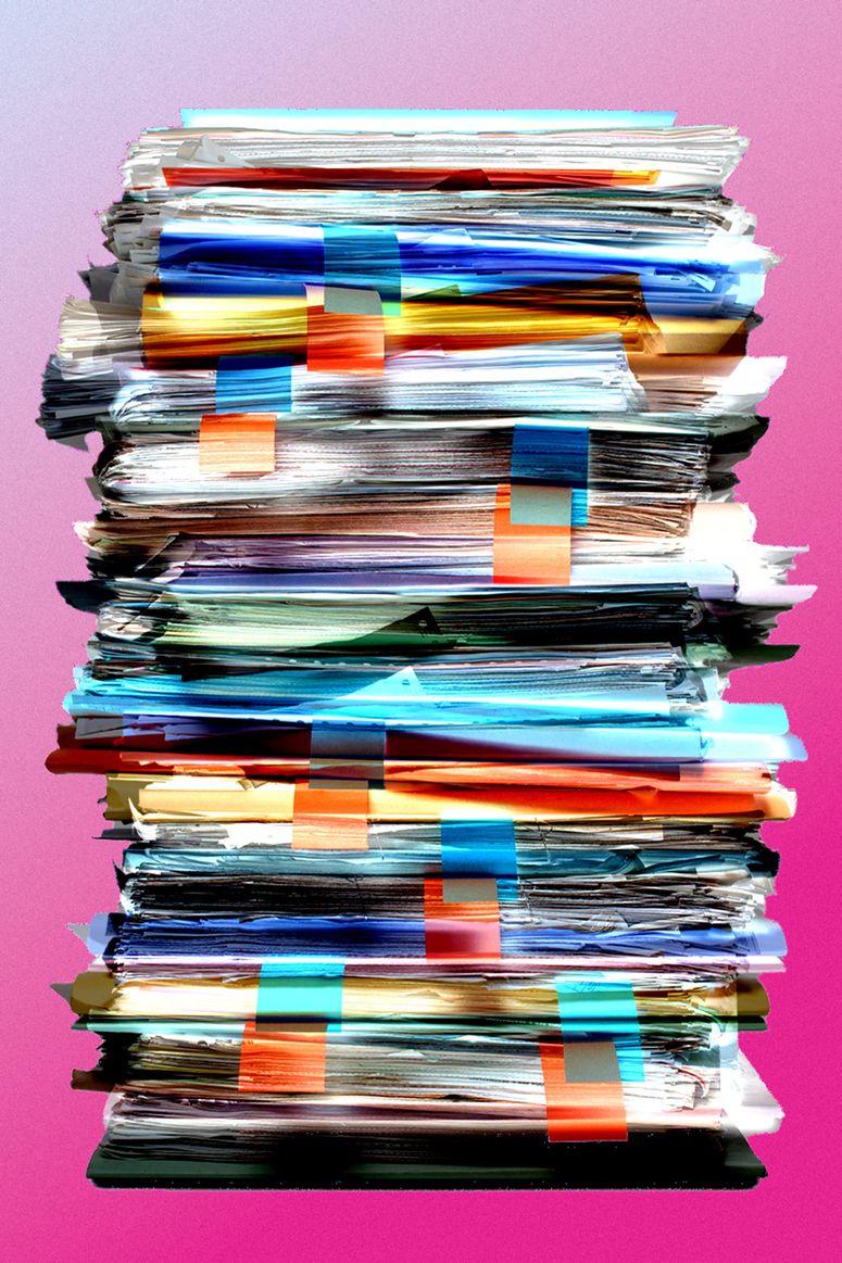 una pila desordenada de documentos marcados