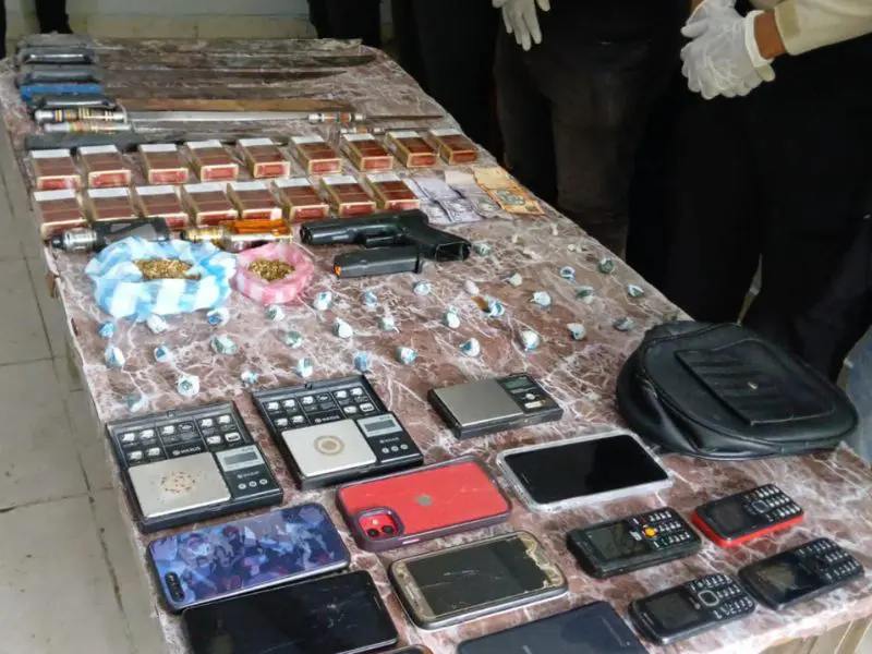 Operativo en Barahona: varios arrestos e incautación de armas y drogas