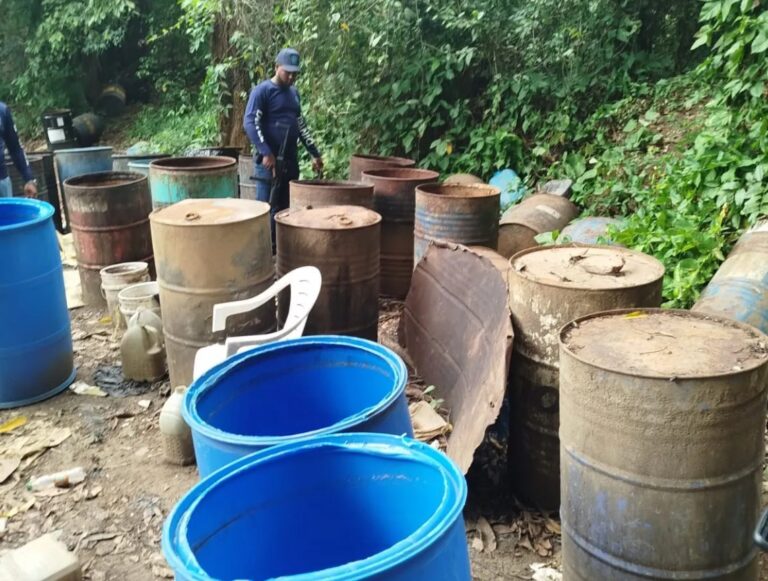 Policía desmantela laboratorio de bebidas alcohólicas adulteradas en Monte Plata