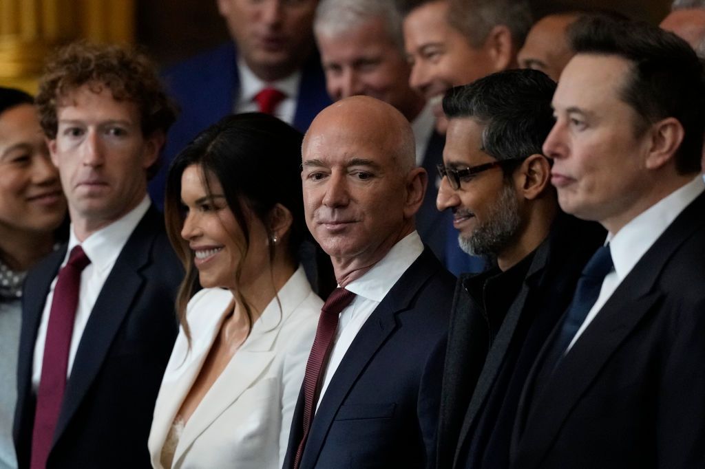 Por qué Tim Cook, Mark Zuckerberg y los líderes de las grandes tecnológicas callaron ante los aranceles de Trump