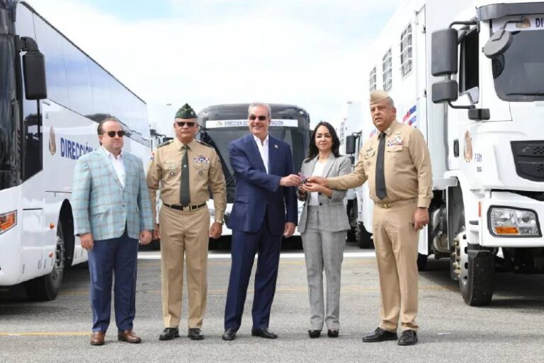Presidente Abinader entrega 58 vehículos para fortalecer los operativos de control migratorio