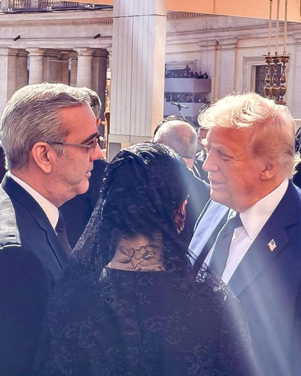 Presidente Abinader y Donald Trump conversan brevemente durante ceremonial al Papa Francisco