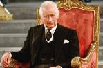 Carlos III luce corbata negra como muestra de respeto hacia el papa Francisco